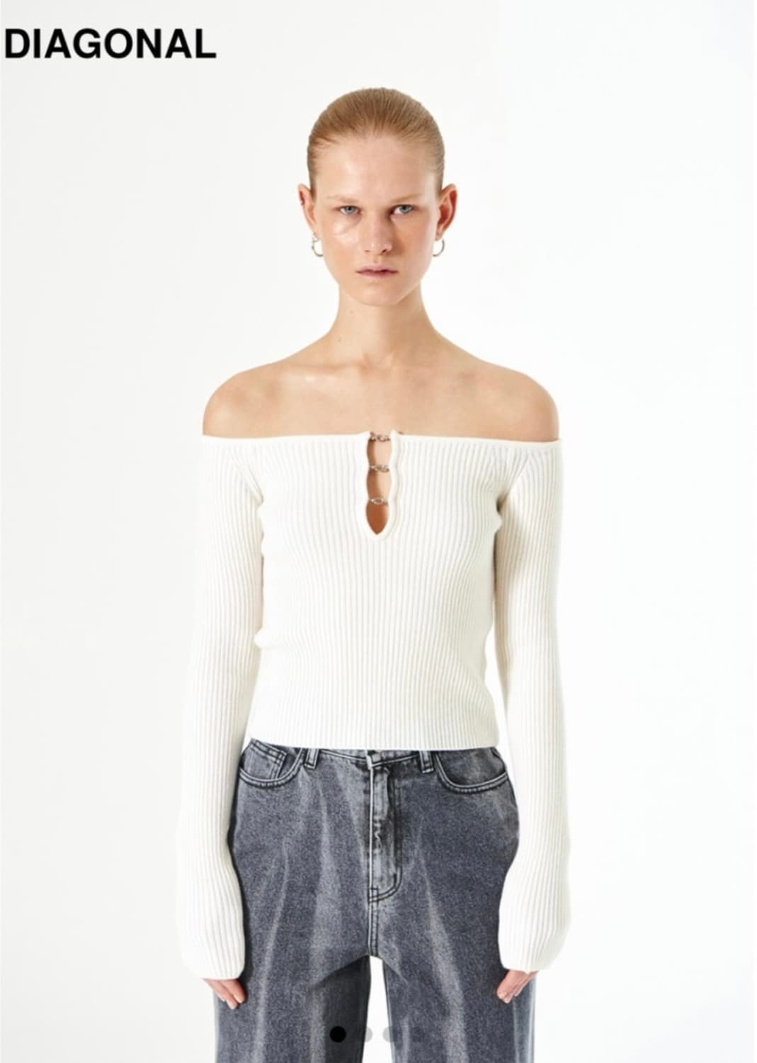 다이애그널 메탈 링 오프숄더 니트 화이트 상품이미지1