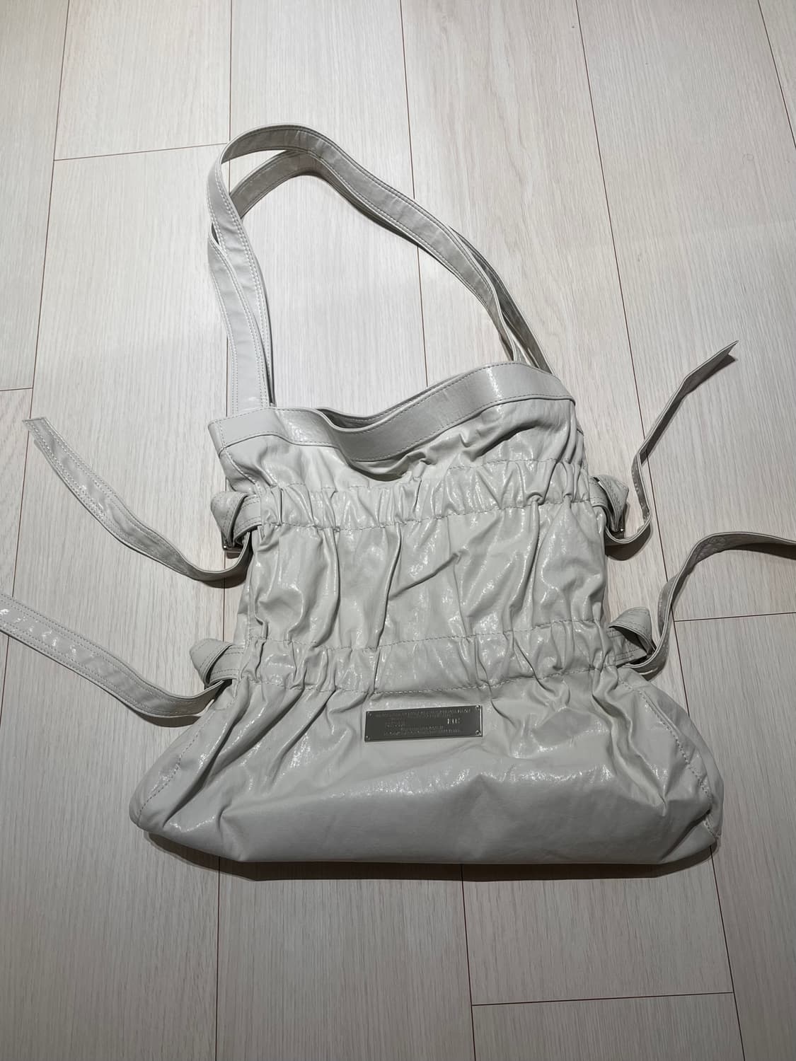 마뗑킴 포우 레더 씨쉘 백 아이보리 상품이미지1