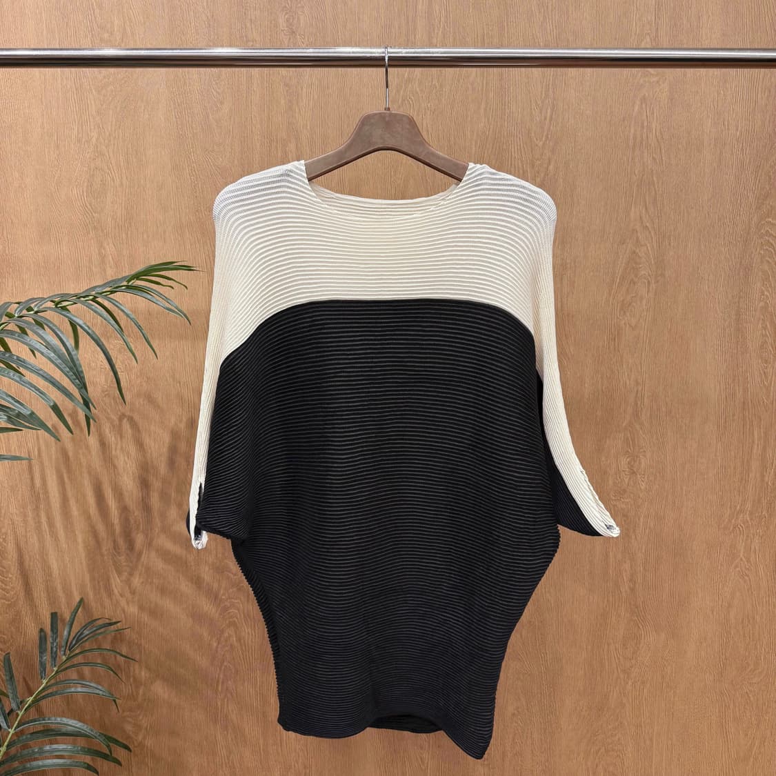 스피치오 플리츠 반팔 티셔츠 배색 디자인 오버핏 블랙 아이보리 상품이미지1