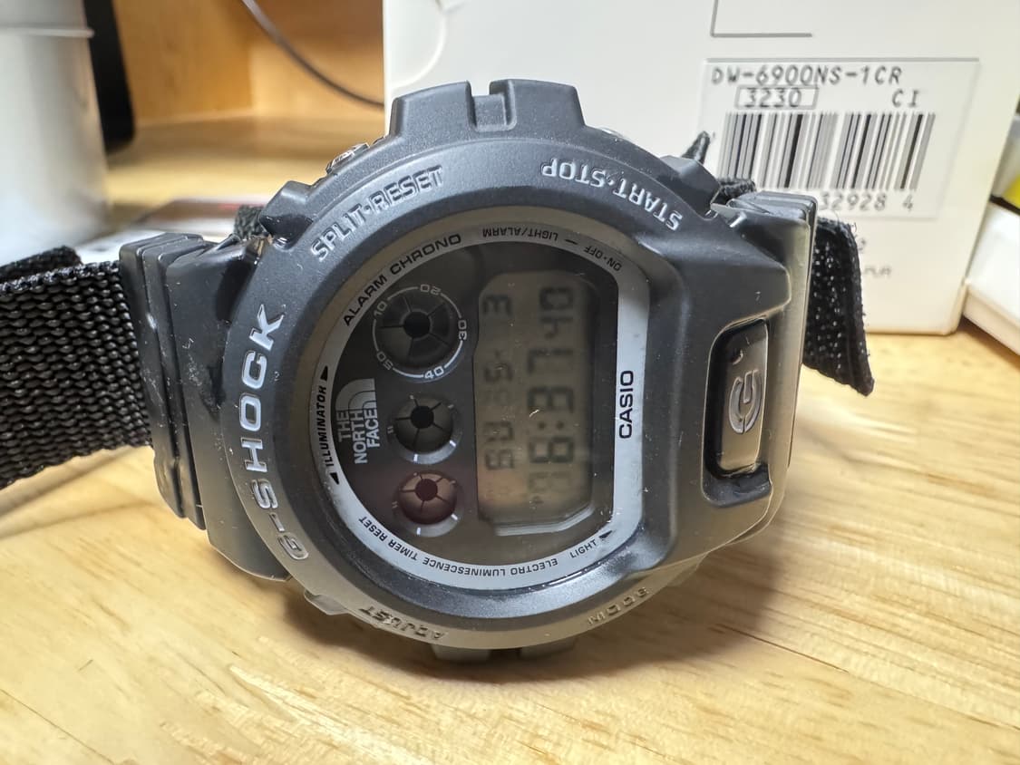 슈프림X노스페이스X카시오 지샥 DW-6900 블랙 판매합니다. 상품이미지3