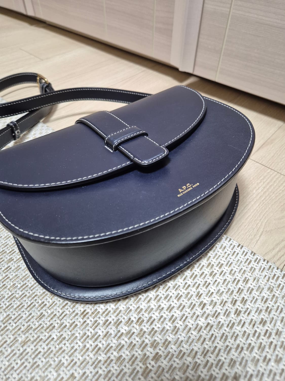(정품) A.P.C.  아페쎄 하프문 가죽 크로스 가방 상품이미지7