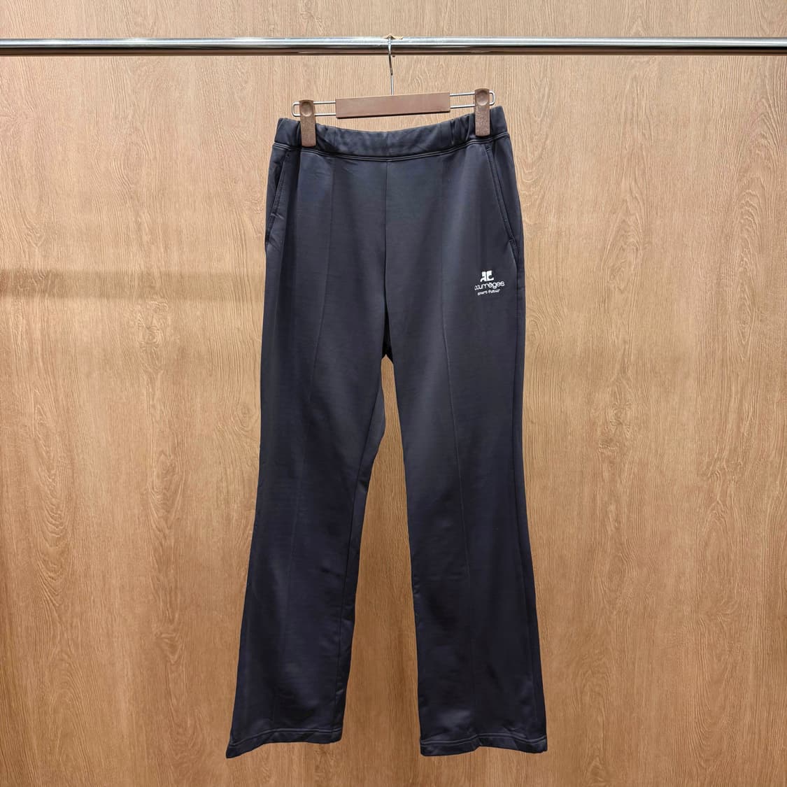 꾸레쥬 트레이닝 팬츠 밴딩 허리 스포츠 퓨처 로고 자수 디테일 그레이 상품이미지2