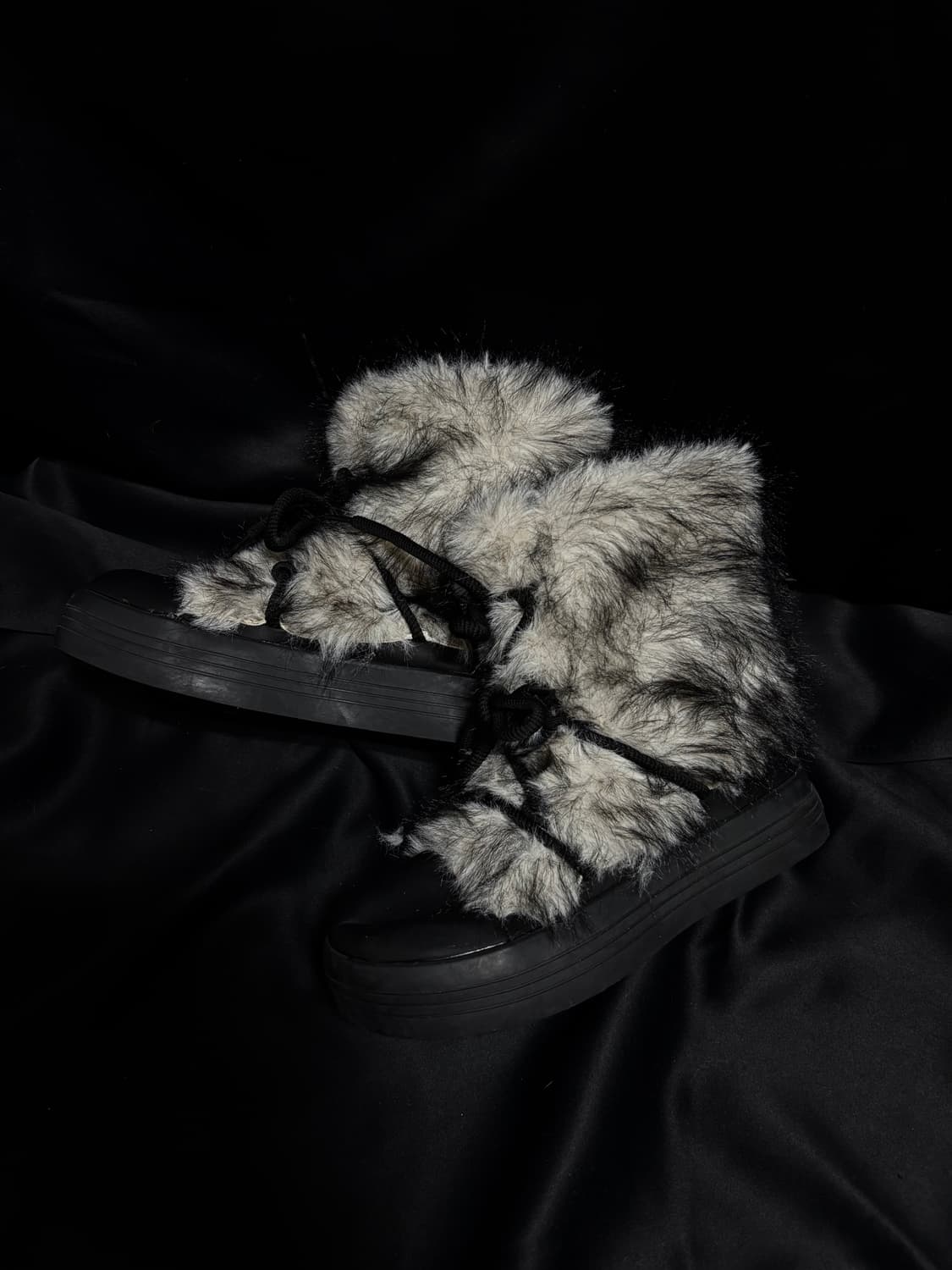 “Unknown” white Fur Detail Boots 상품이미지4