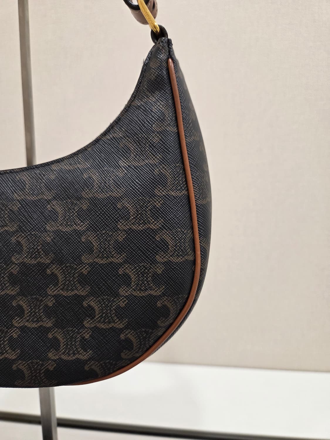 셀린느 트리옹프 아바백 미디움 상품이미지8