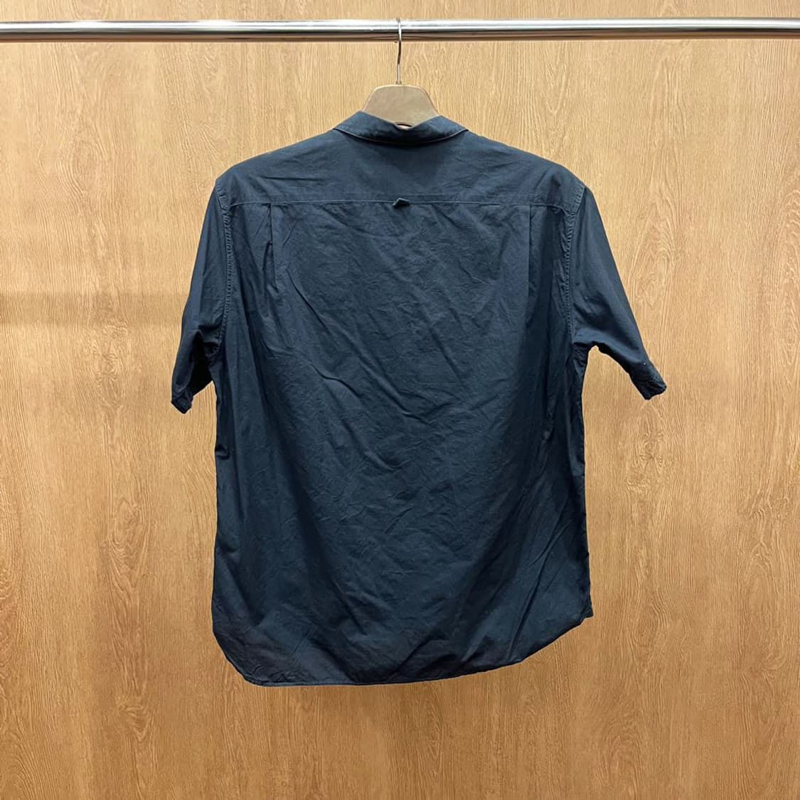 마가렛 호웰 반팔 코튼 셔츠 체스트 싱글 포켓 버튼 클로징 디테일 네이비 상품이미지3