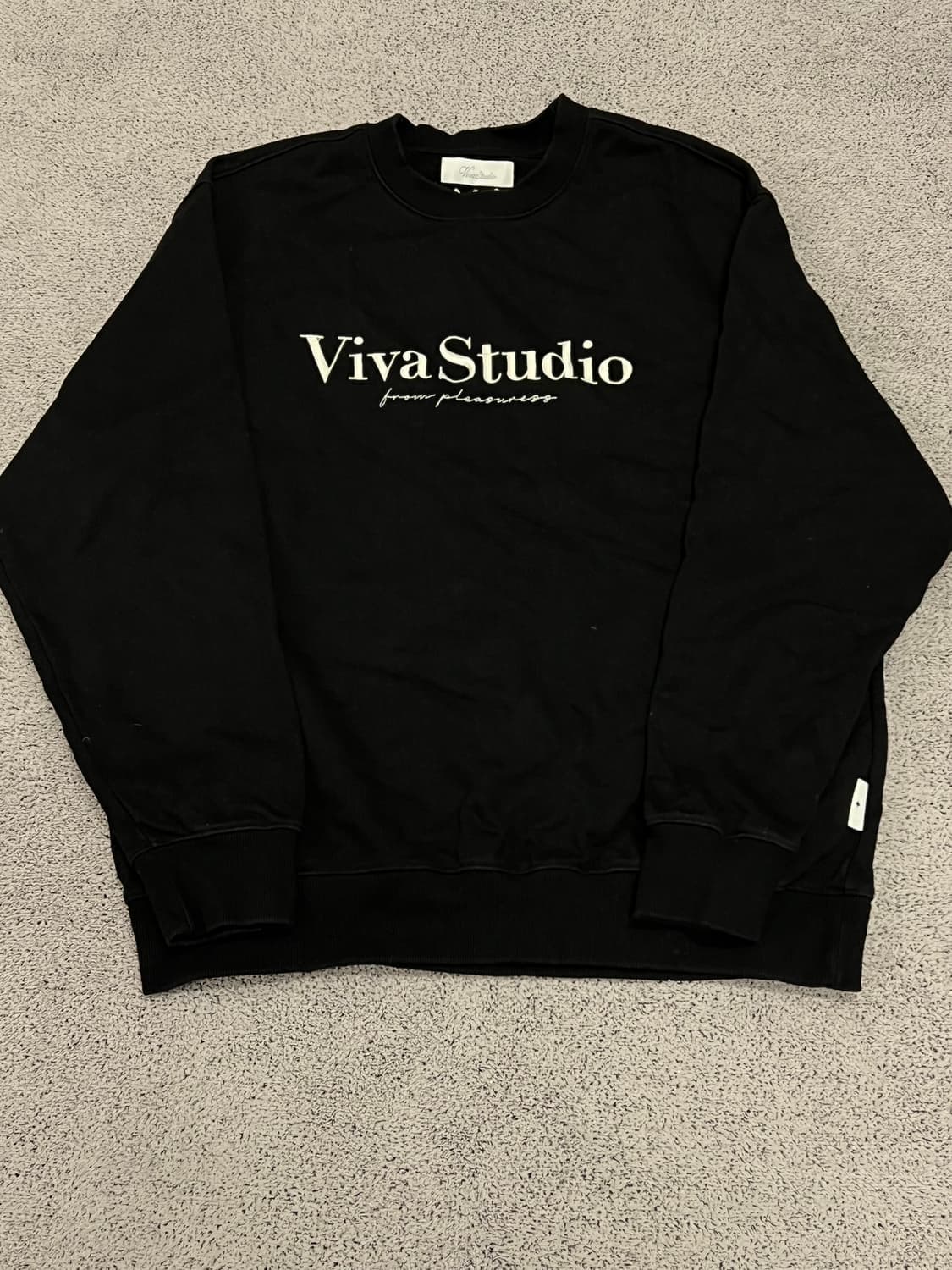 (XL) 비바스튜디오 자수로고 맨투맨 블랙 상품이미지1