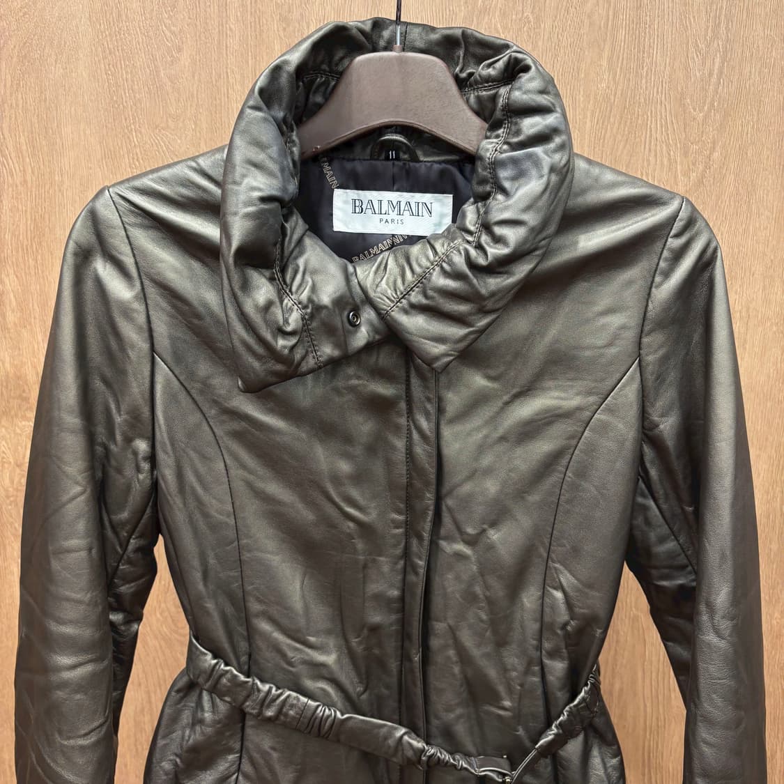 발망 하이넥 레더 펠럼 패딩 자켓 메탈릭 셔링 카라 벨트 디테일 브라운 상품이미지4