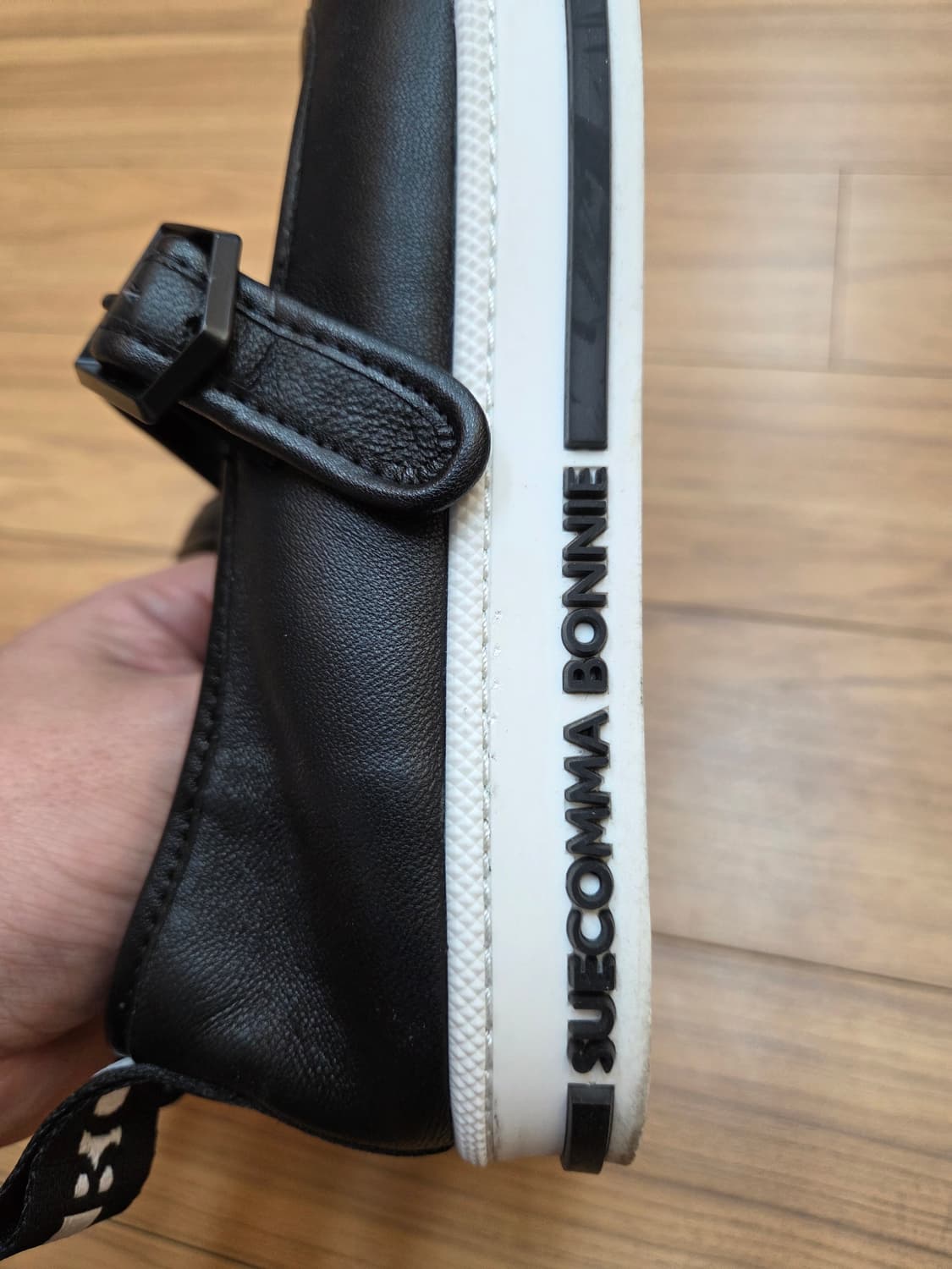 슈콤마보니 블랙 색상 여성구두 235mm입니다. 앞쪽에 큐빅 장식이 달 상품이미지5