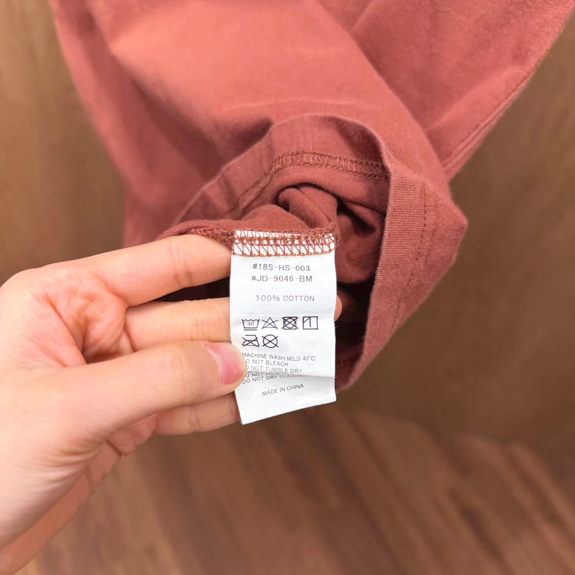 단톤 반팔 티셔츠 라운드넥 로고 자수 싱글 포켓 디테일 와인 브라운 상품이미지8