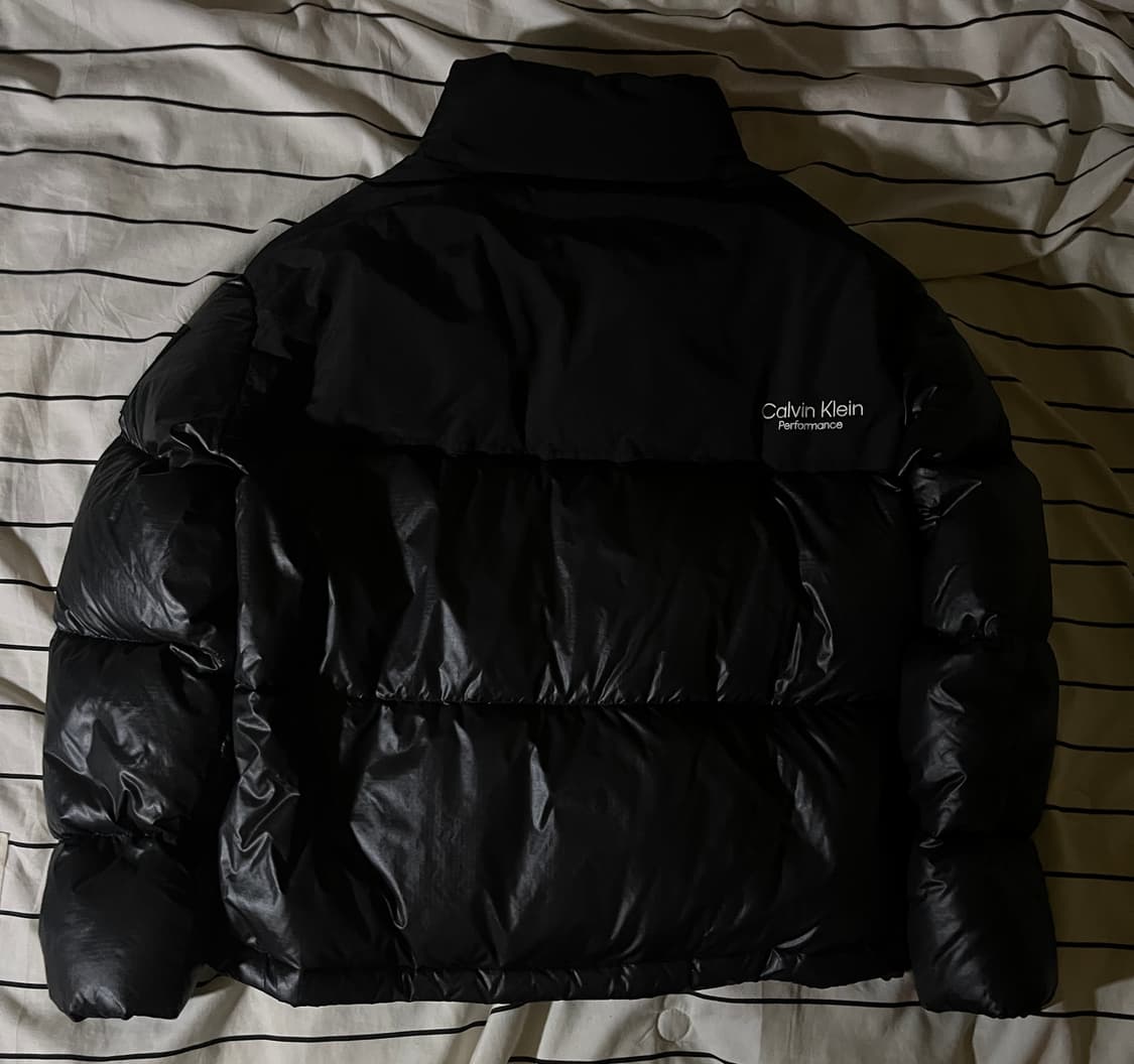 S(90) 캘빈클라인 퍼포먼스 덕다운 숏패딩 — 광택 블랙, 숏오버핏 감 상품이미지2
