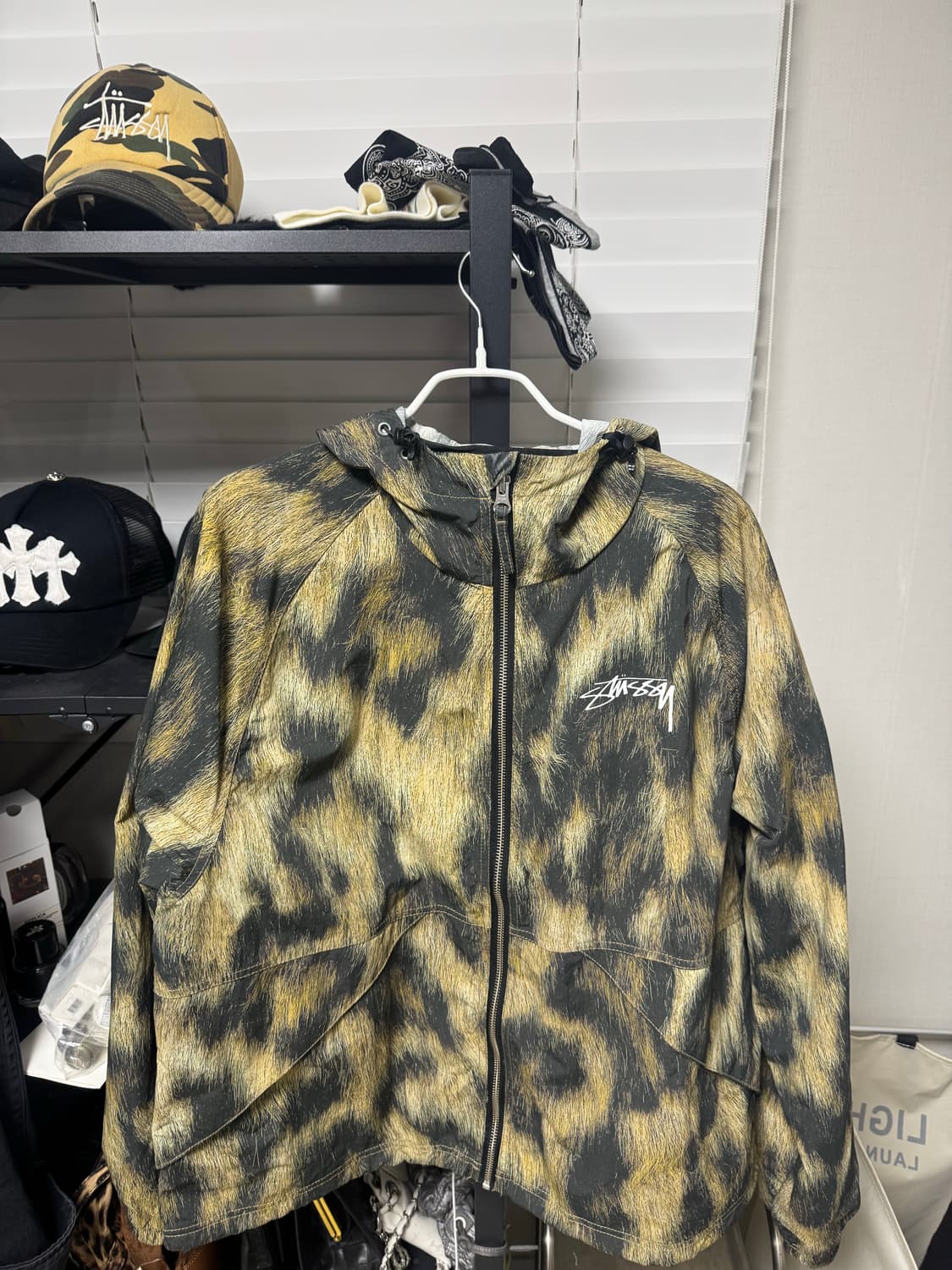 스투시 퍼 프린트 비치 쉘 자켓 상품이미지1