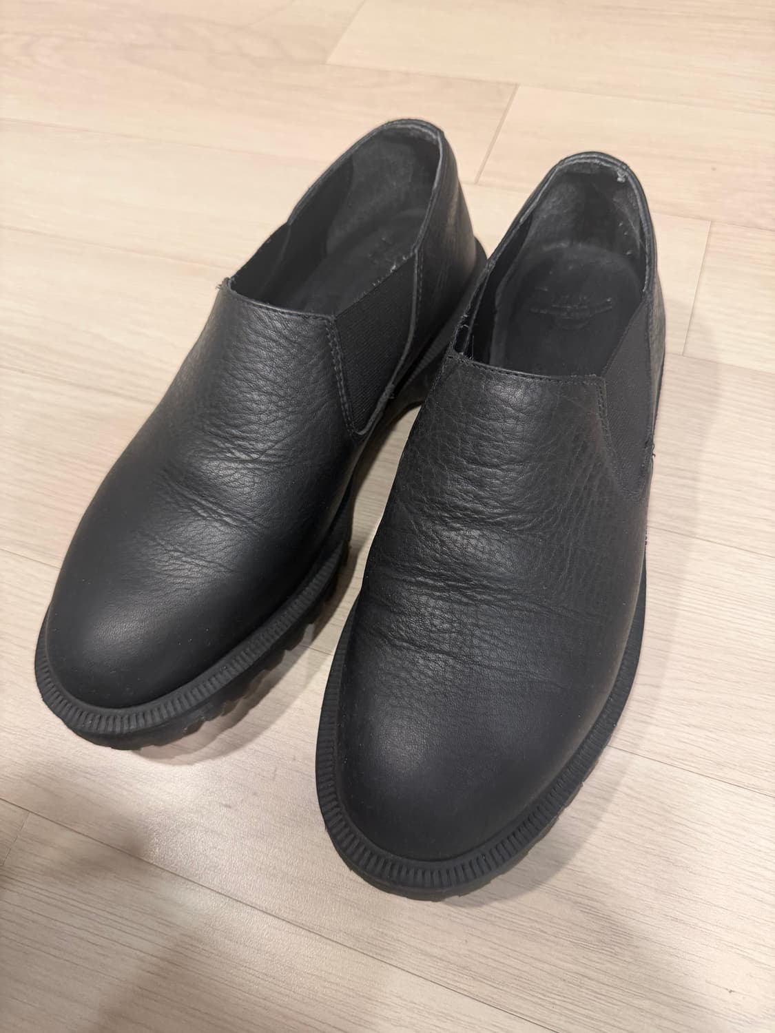 닥터마틴 깔끔한 단화 상품이미지1