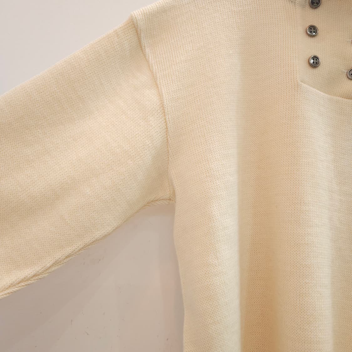 울혼방 스키 로고 버튼 하프넥 아이보리 니트 상품이미지6