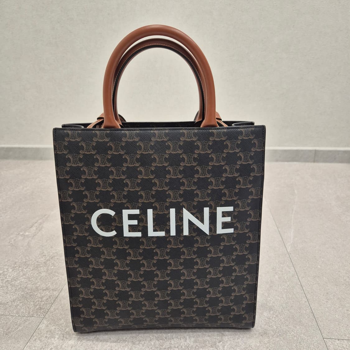 셀린느 버티컬 카바스 트리옹프 스몰 크로스백 가죽신품급 상품이미지1