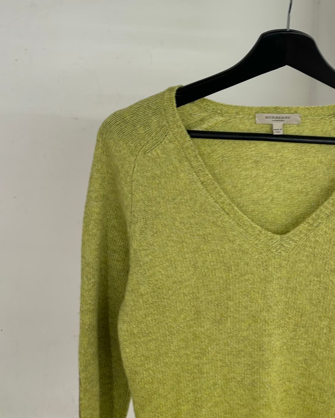 버버리 라임 그린 브이넥 니트 상품이미지3