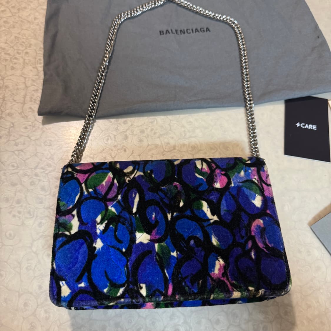 발렌시아가 BB 로고 벨벳 체인 크로스백 상품이미지7