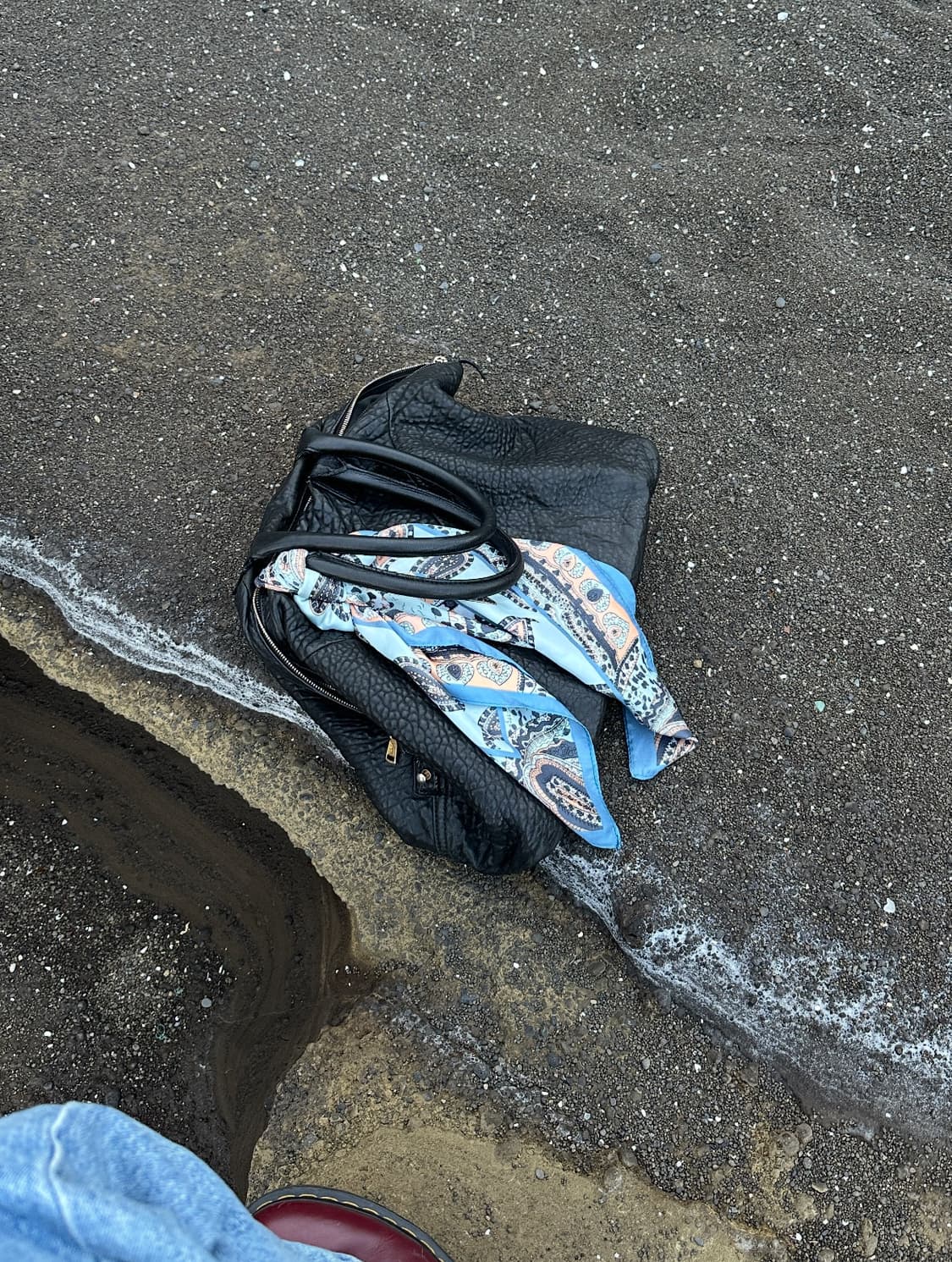 생로랑 이지백 라지 페블레더 블랙 고트스킨 상품이미지1