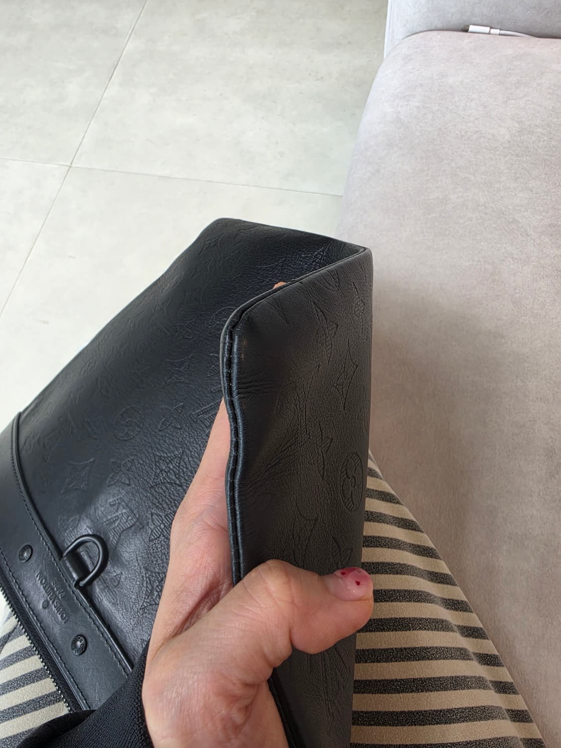 루이비통 모노그램 섀도우 레더 포쉐트 클러치 블랙 상품이미지7