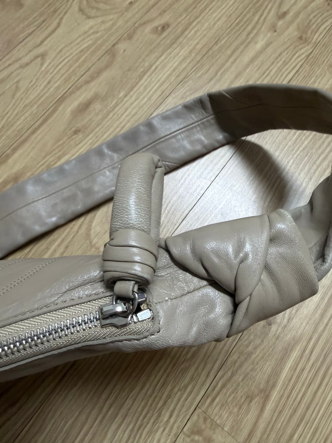 르메르 크루아상백 스몰 샌드스톤 양가죽 상품이미지4