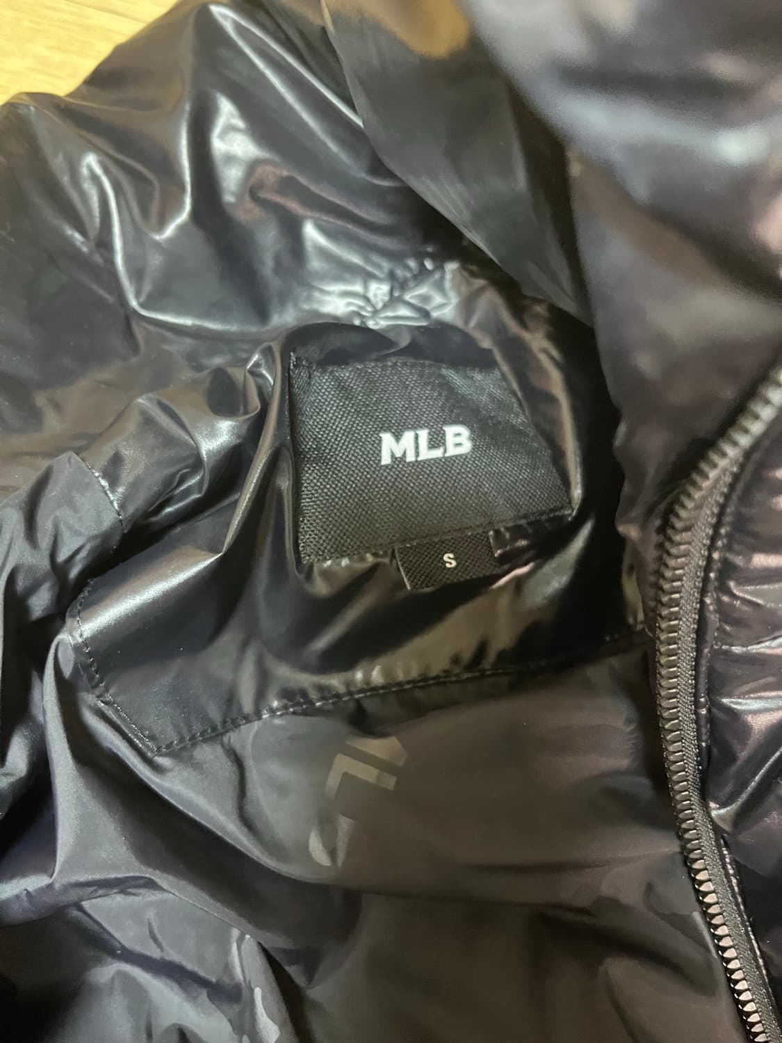 mlb 유광 커브 크롭 패딩 상품이미지3