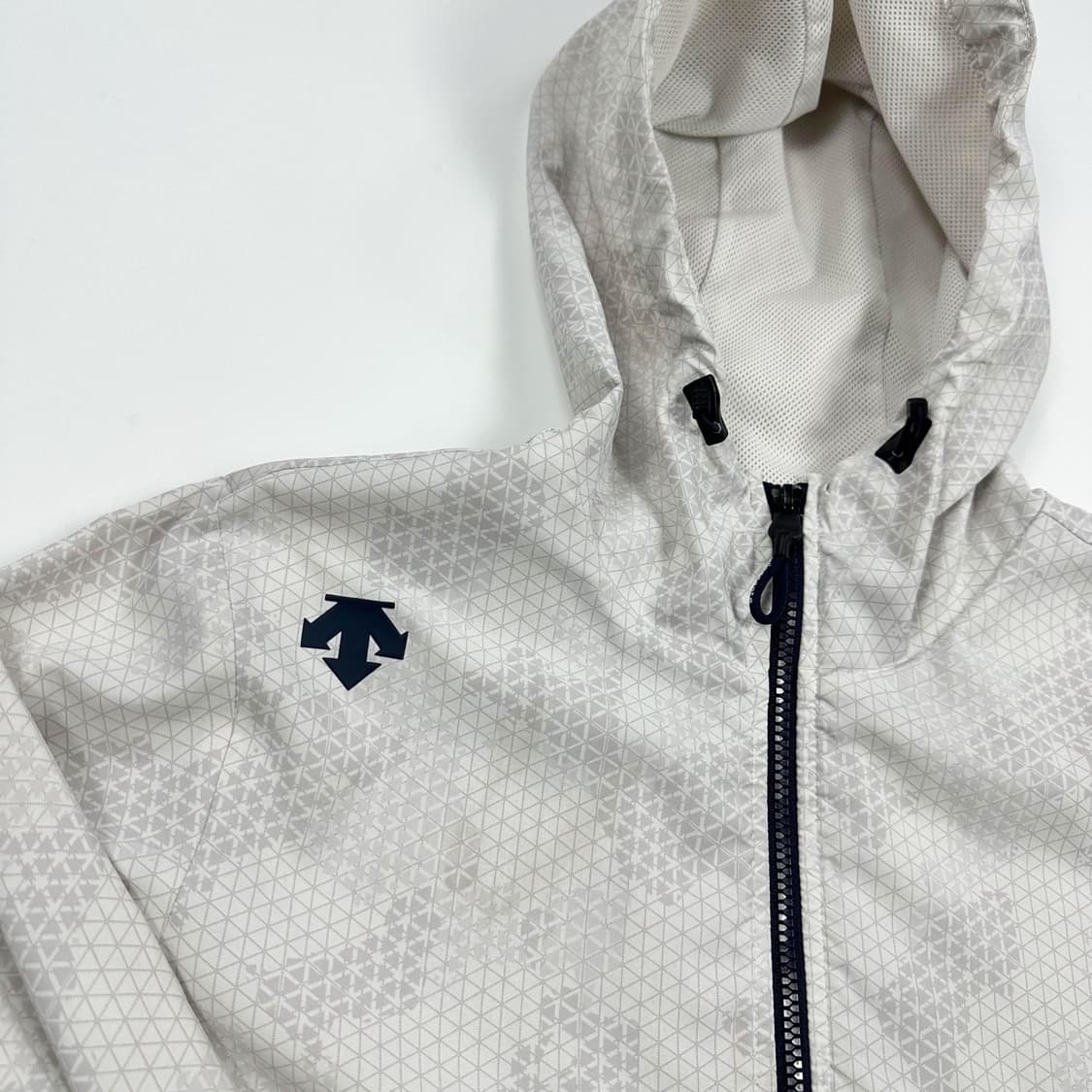 데상트 트레이닝 풀 오버 바람막이 자켓 (M) 상품이미지3