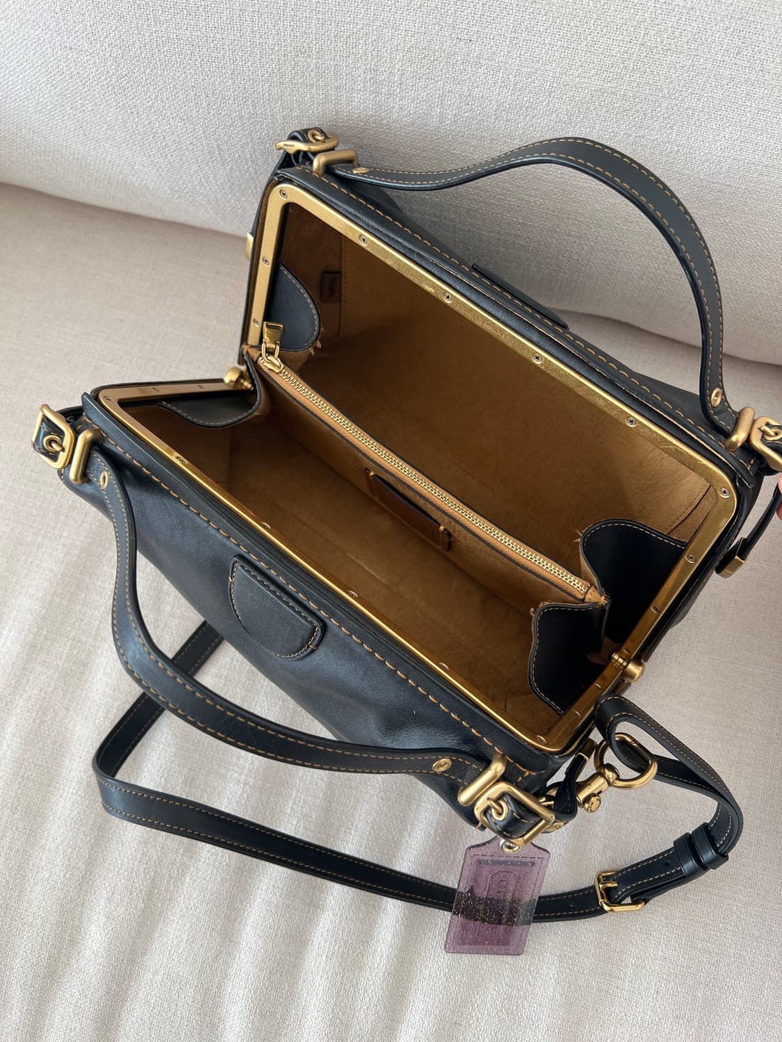 코치 블랙 레더 숄더백 상품이미지4