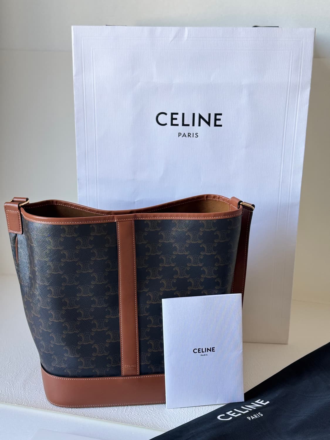 셀린느 트리오페 캔버스 카프스킨 버킷백 미듐 탄 상품이미지1