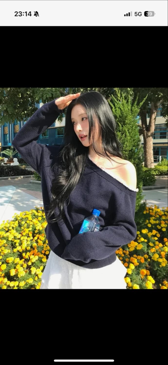 레터프롬문 페이 레이스 원숄더 캐시미어 니트 네이비 상품이미지1