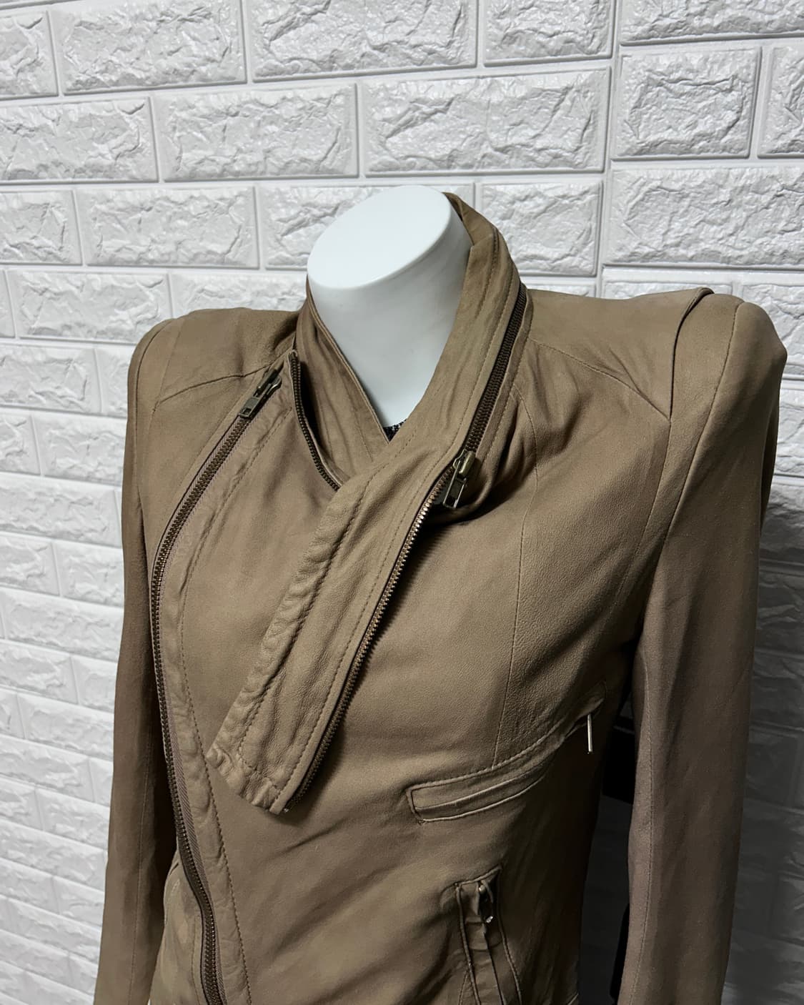 시스템 비대칭 드레이프 넥 스웨이드 자켓 상품이미지4