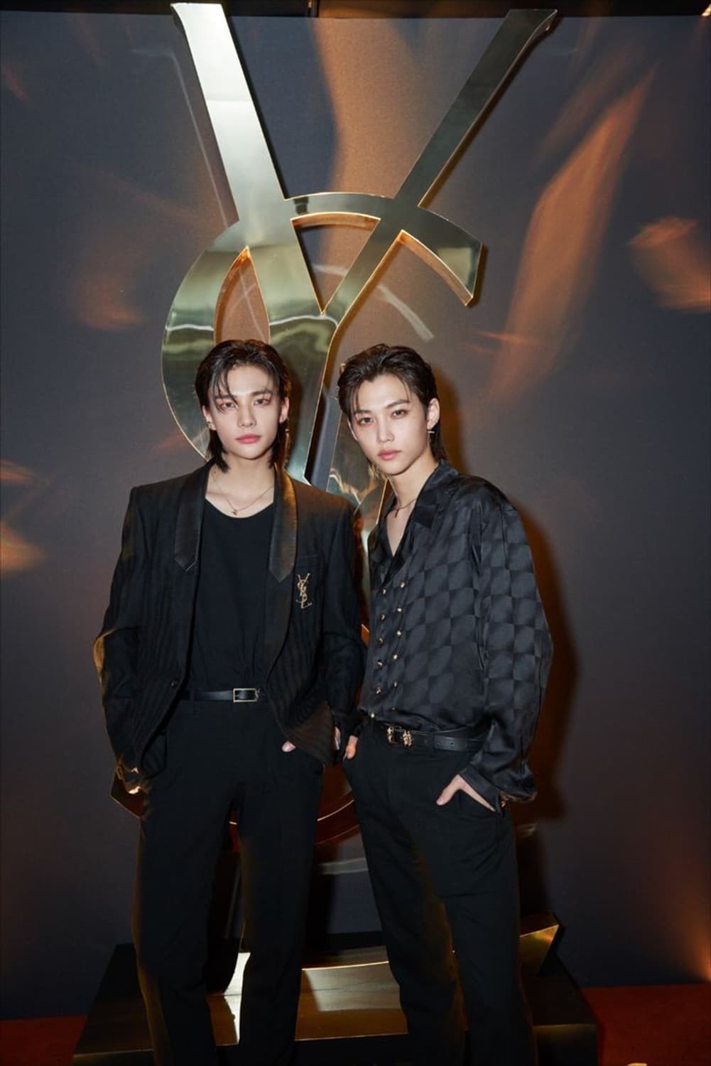 [스키즈 필릭스님 착용] 생로랑 22AW 자카드 금장 버튼 셔츠 상품이미지1