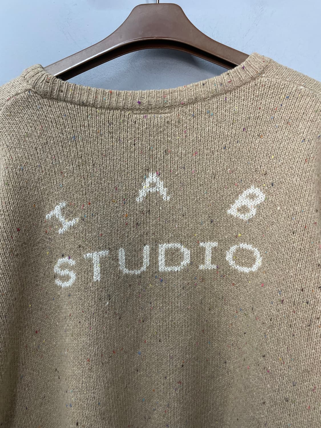 아이앱 스튜디오 x 새들러 하우스 니트치즈 스웨터 H1193 상품이미지7