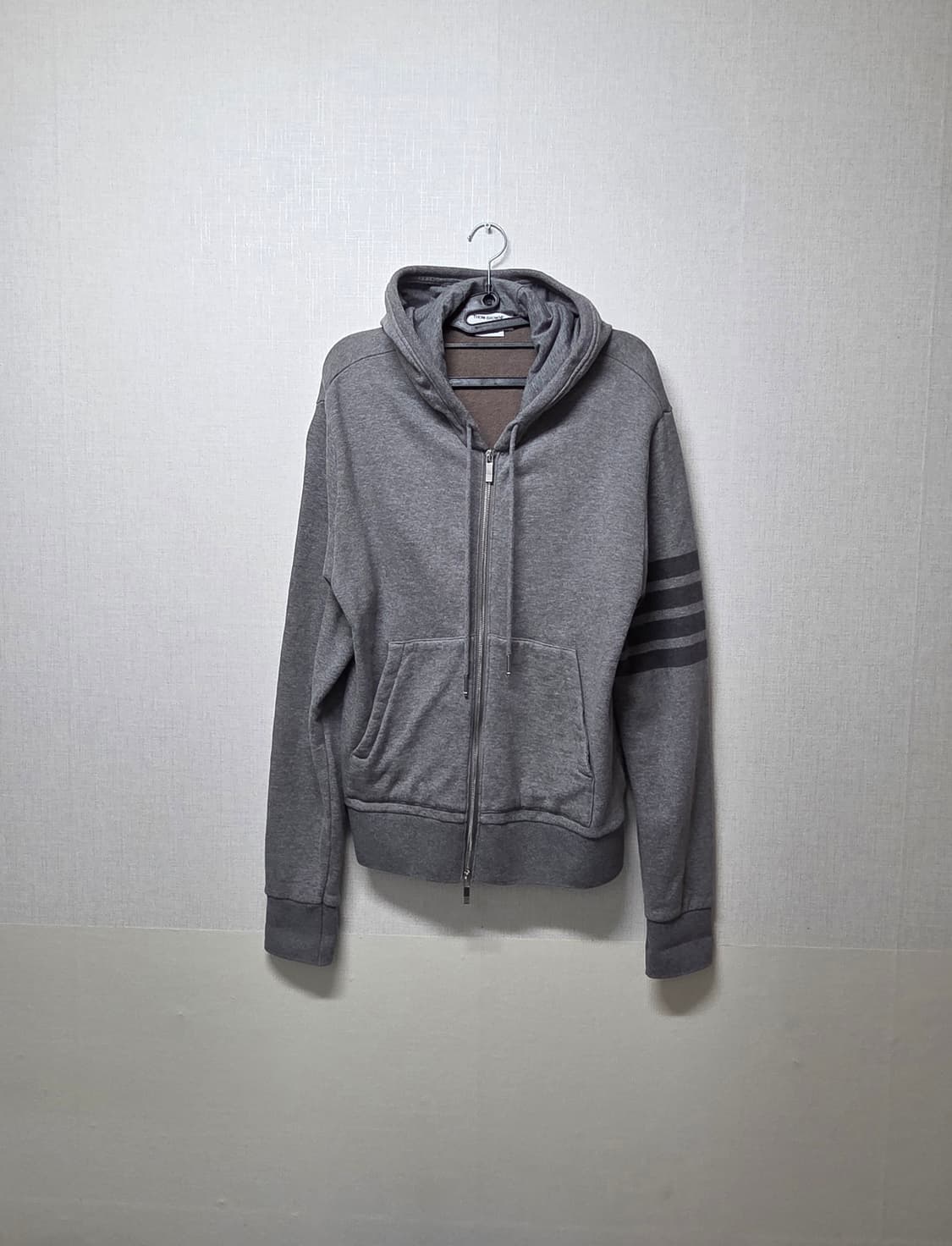 톰브라운 사선완장 릴렉스핏 후드집업 매드 그레이 2사이즈  상품이미지1