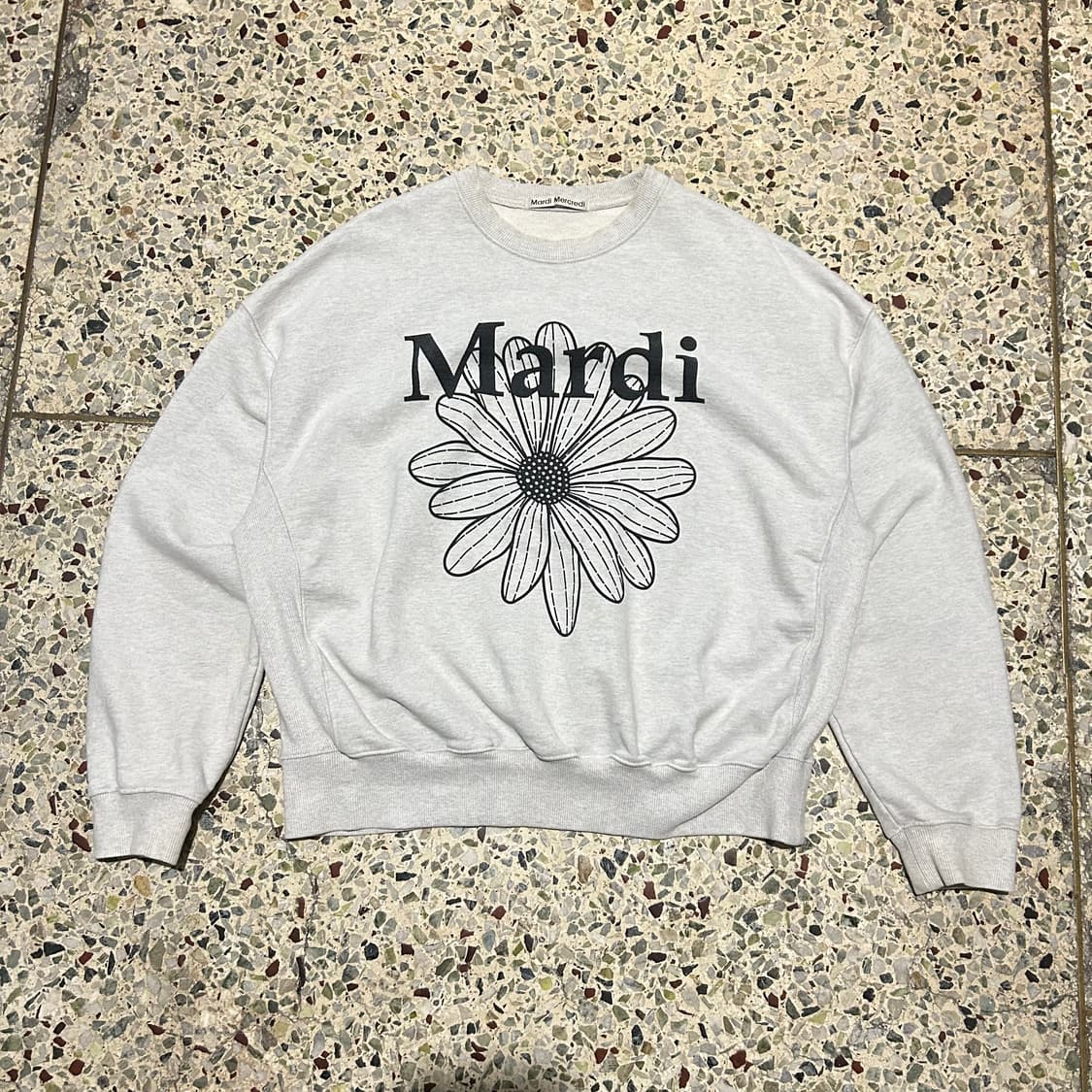 마르디 메크르디(Mardi Mercredi)그레이 플라워 맨투맨 상품이미지1