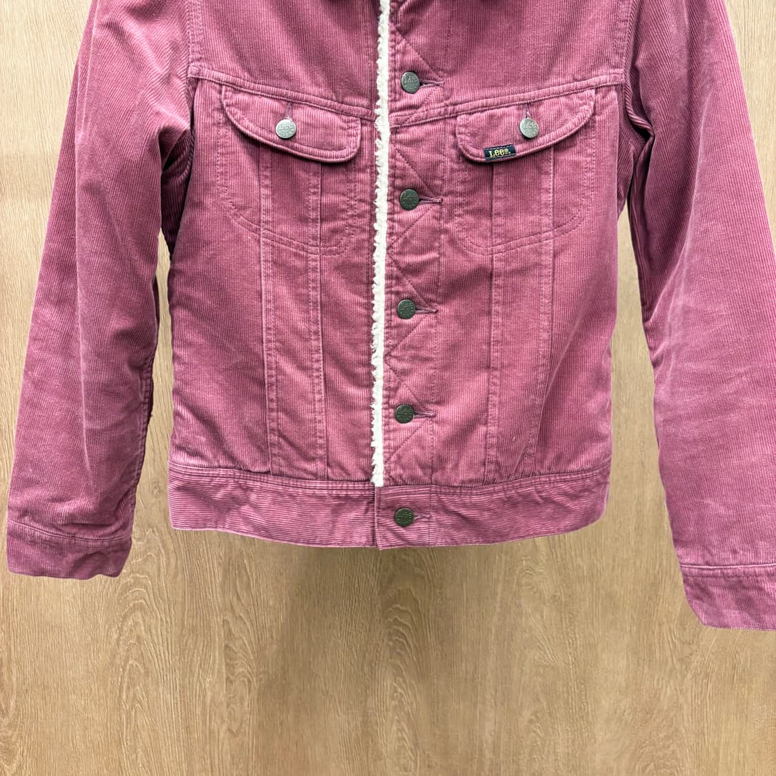리 코듀로이 쉐르파 퍼 트러커 자켓 로고 탭 스냅 버튼 디테일 로즈 핑크 상품이미지5