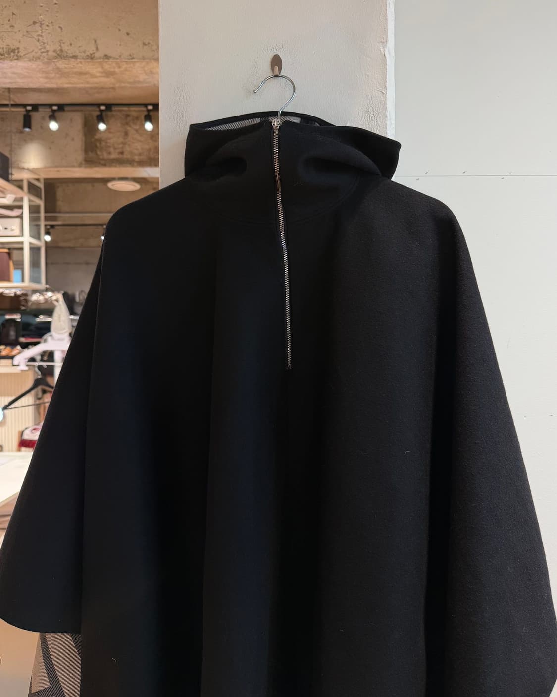 토템 블랙 후드 펠트 케이프  상품이미지3