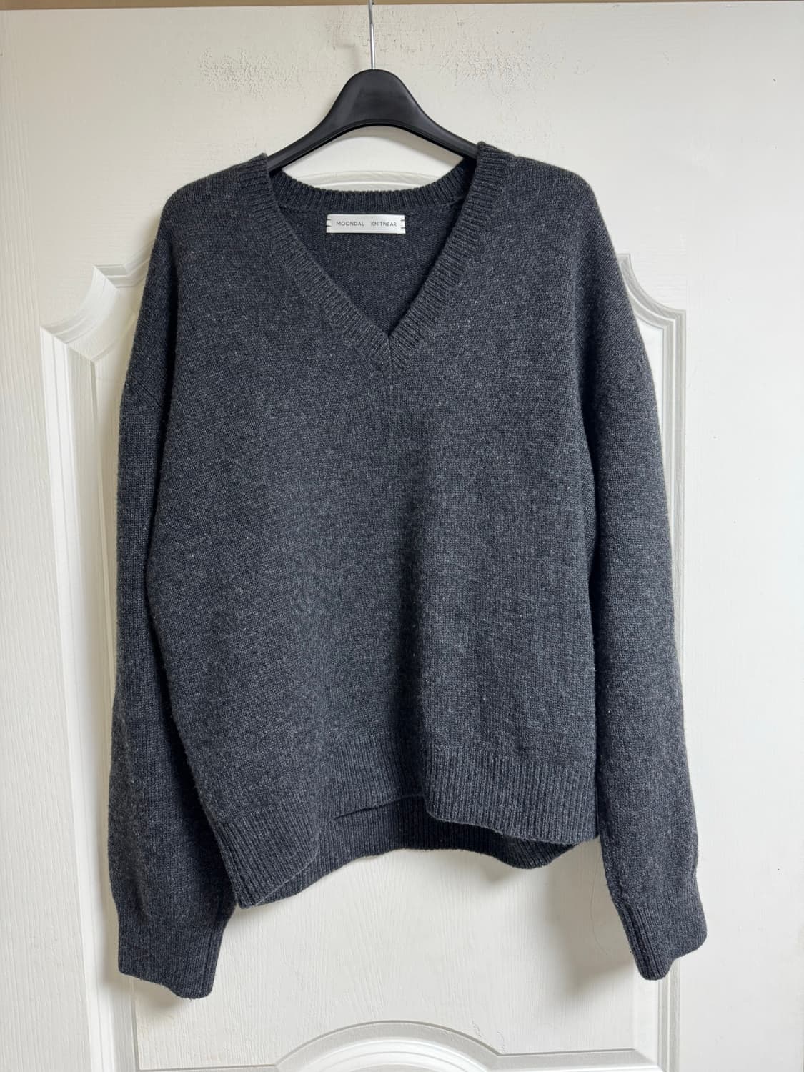 문달 24 Deep V-Neck Knit 브이넥니트 차콜 상품이미지6