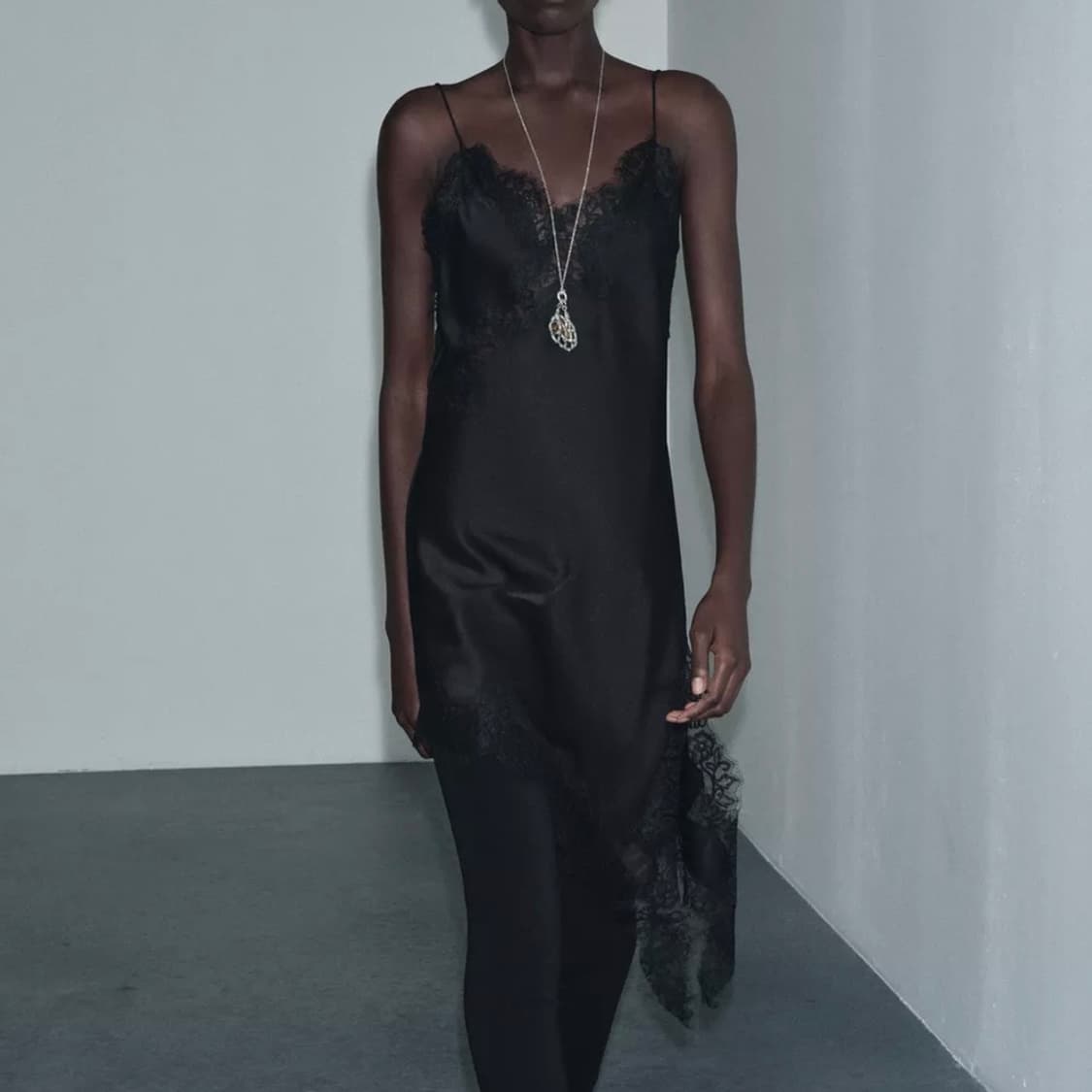 zara 자라 우먼 컬렉션 언밸런스 레이스 슬립 원피스 블랙 상품이미지1