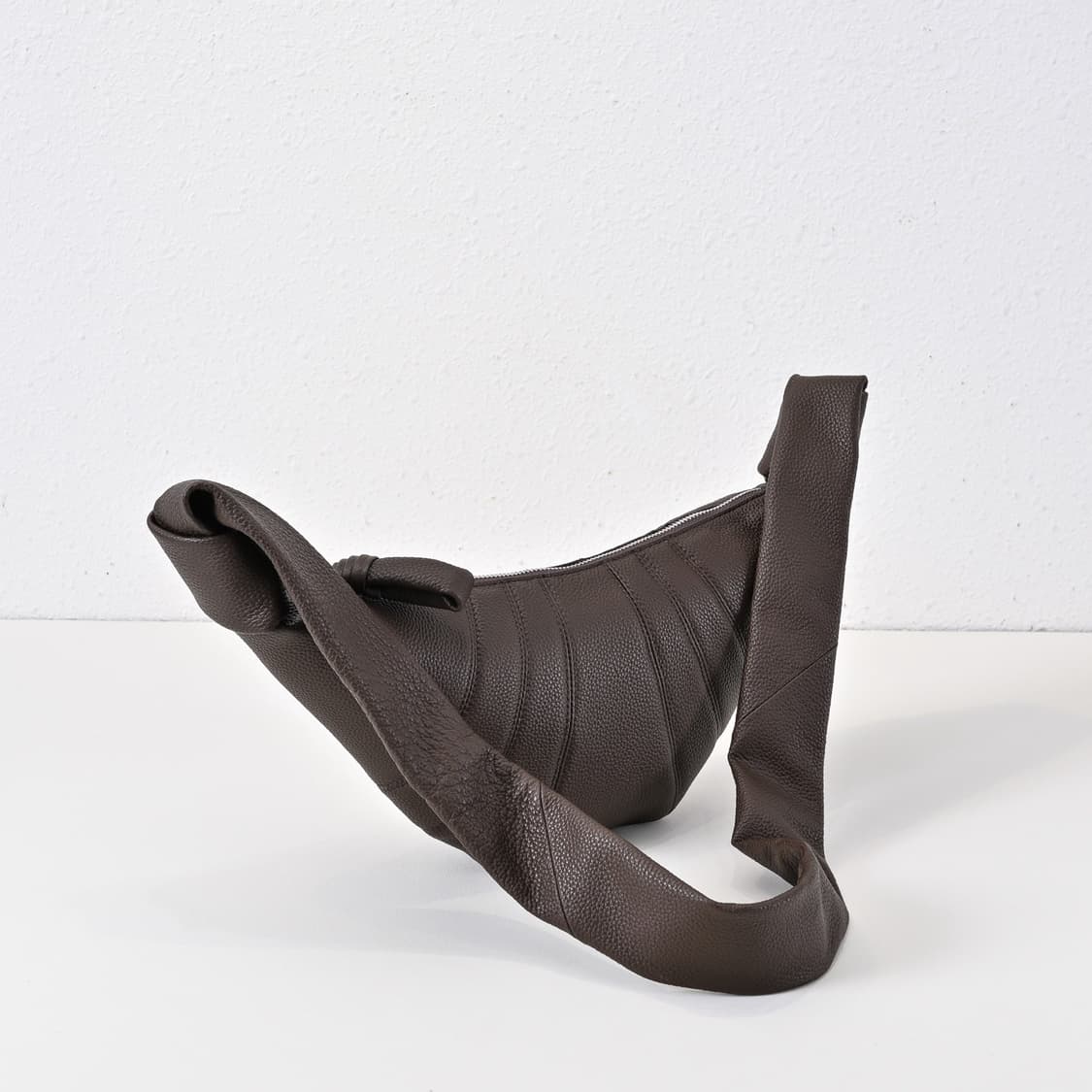 르메르 스몰 크루아상 백 소프트 나파 레더 다크 초콜릿 상품이미지2