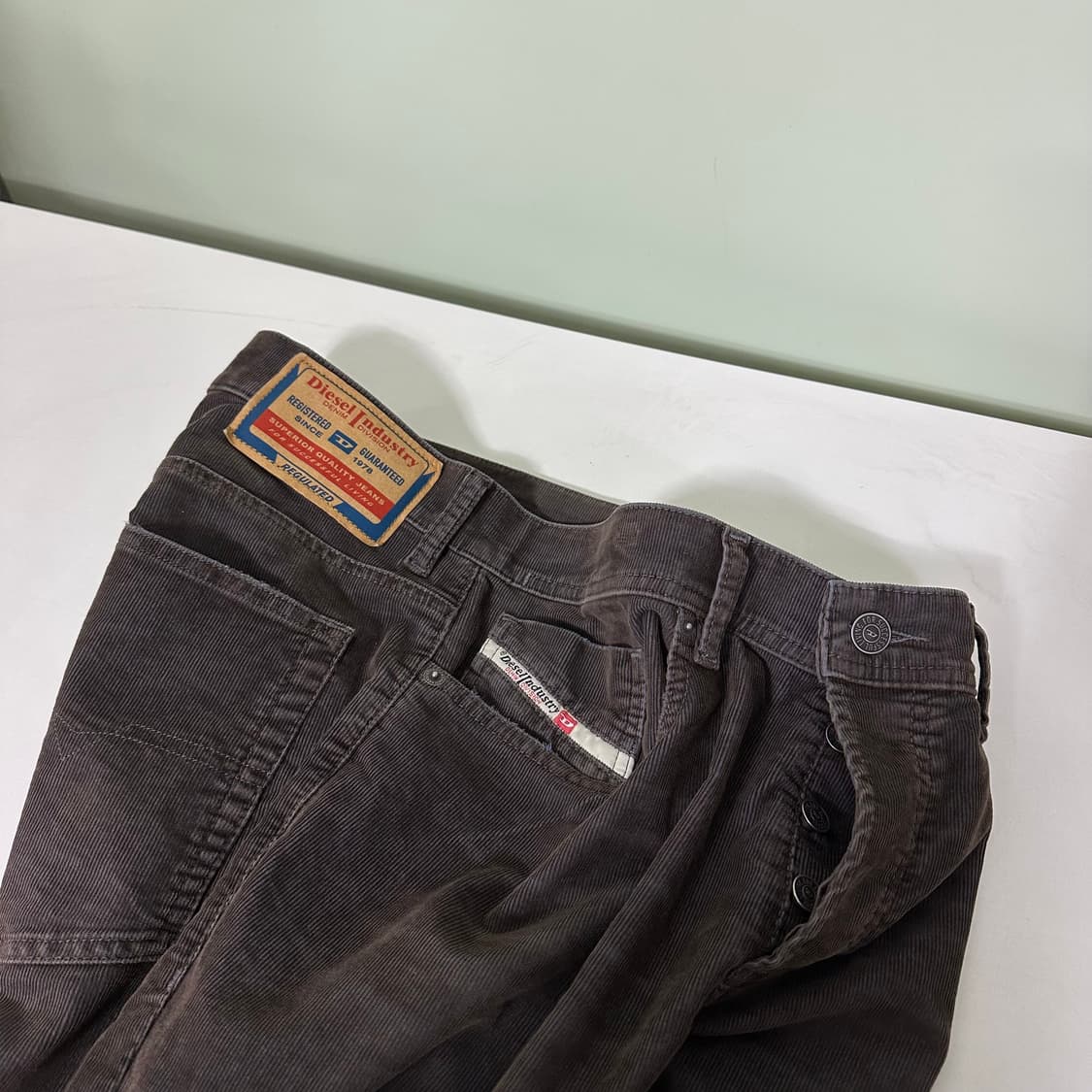 L 32 디젤인더스트리 슬림레귤러핏 녹워시드 코듀로이팬츠 상품이미지1