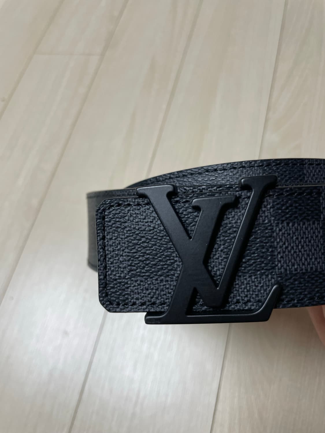 루이비통 그라파이트 LV 이니셜 벨트 블랙 95/38 상품이미지1