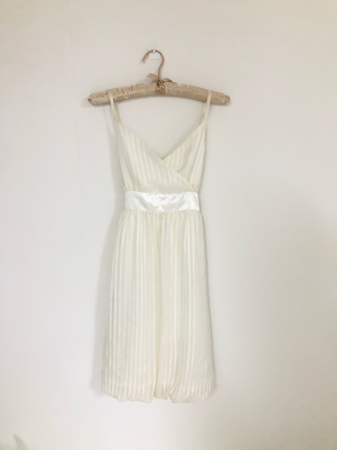 화이트 벌룬핏 미니 뷔스티에 리본 원피스 상품이미지1