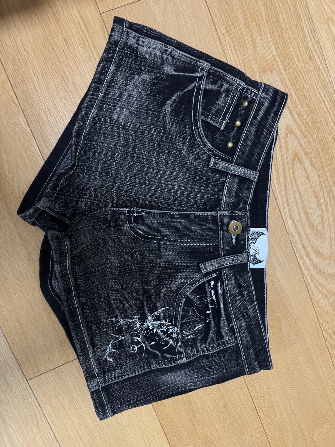 길라아카이브 TATTOOED GRAPHIC DENIM SHORTS_GRE 상품이미지2