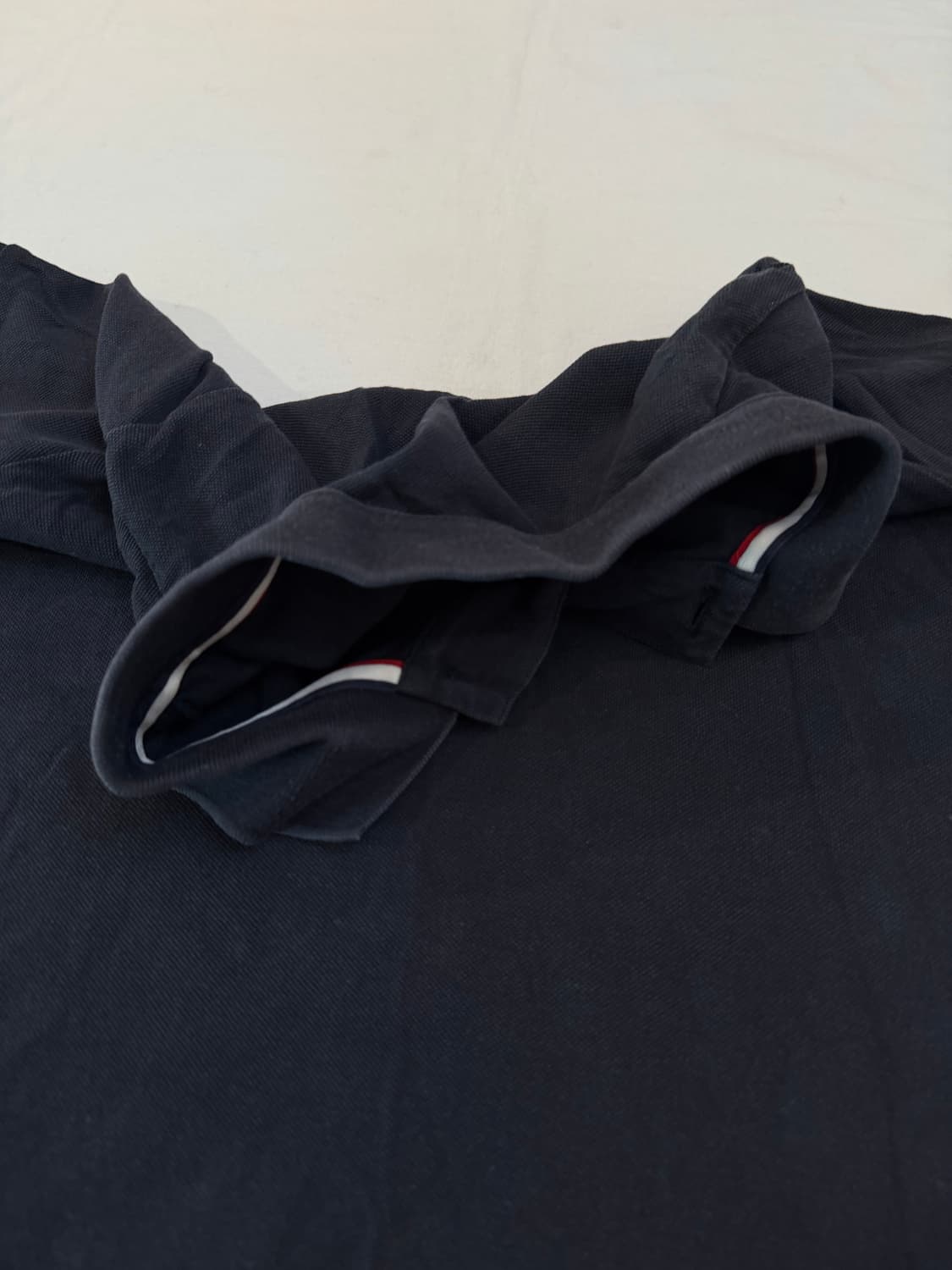 몽클레어 사이드라인 로고 패치 카라 반팔티 블랙 상품이미지10