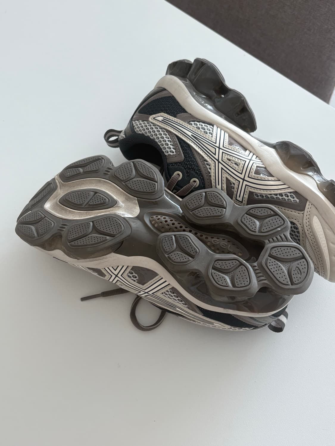 아식스 젤 퀸덤 키네틱 버치 다크 토프 235 상품이미지3