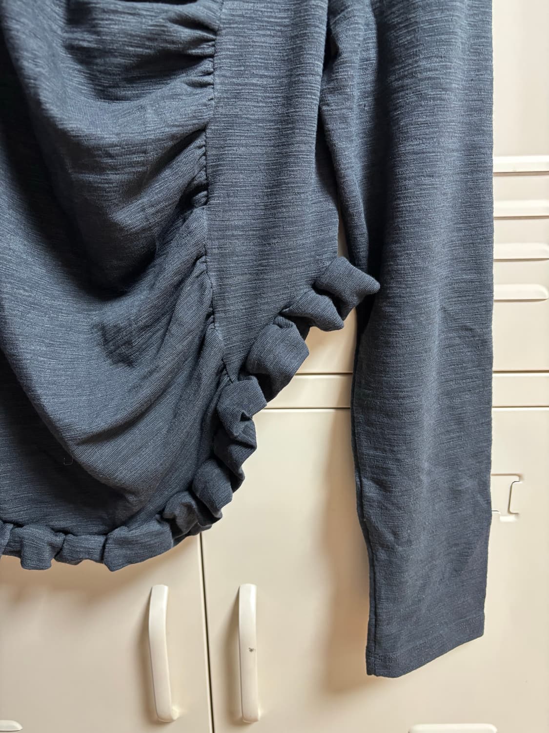 아우어솔티 셔링 프릴 티셔츠 (차콜) 상품이미지7