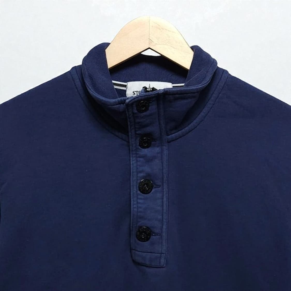 100)스톤아일랜드 하프버튼 맨투맨 여름제외 워시네이비 상품이미지3