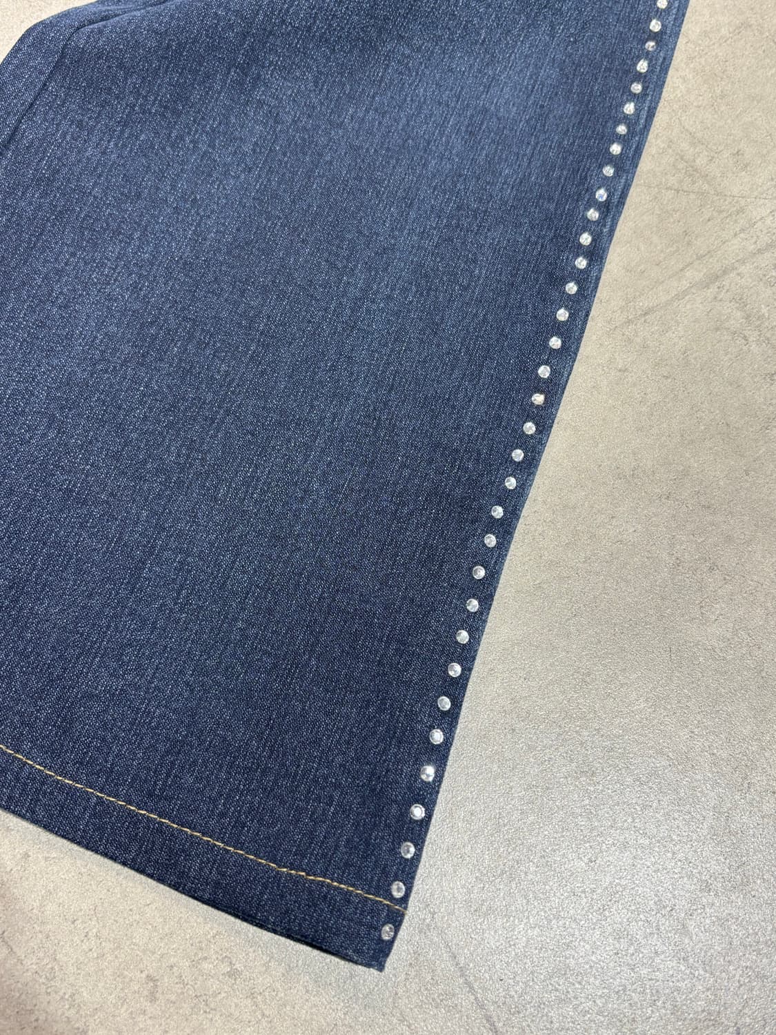 큐빅 디테일 세미 부츠컷 데님 팬츠 상품이미지2