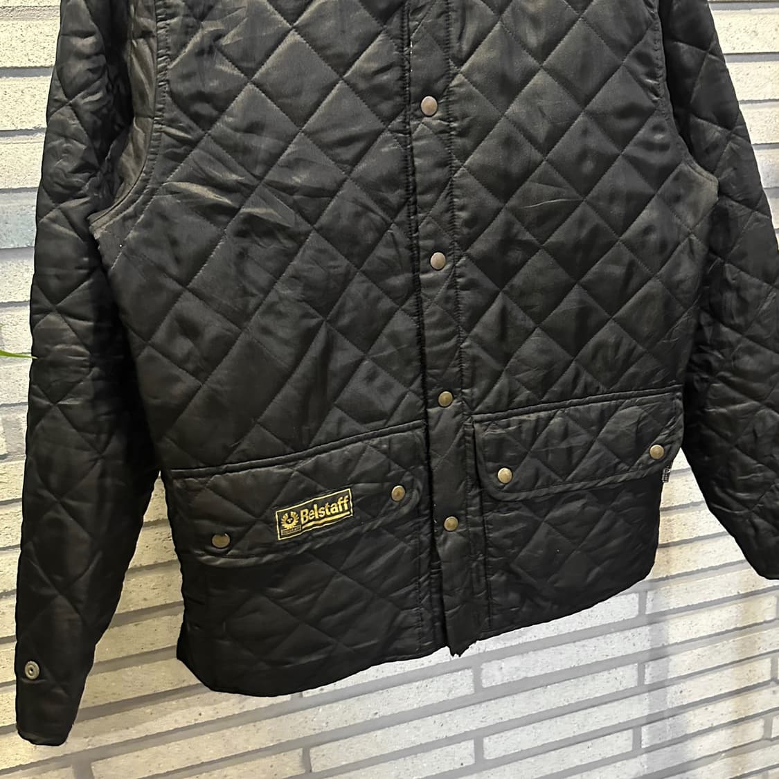 벨스타프 퀼팅 하프 자켓 앞면 로고 하이넥 투포켓 디테일 블랙 상품이미지4