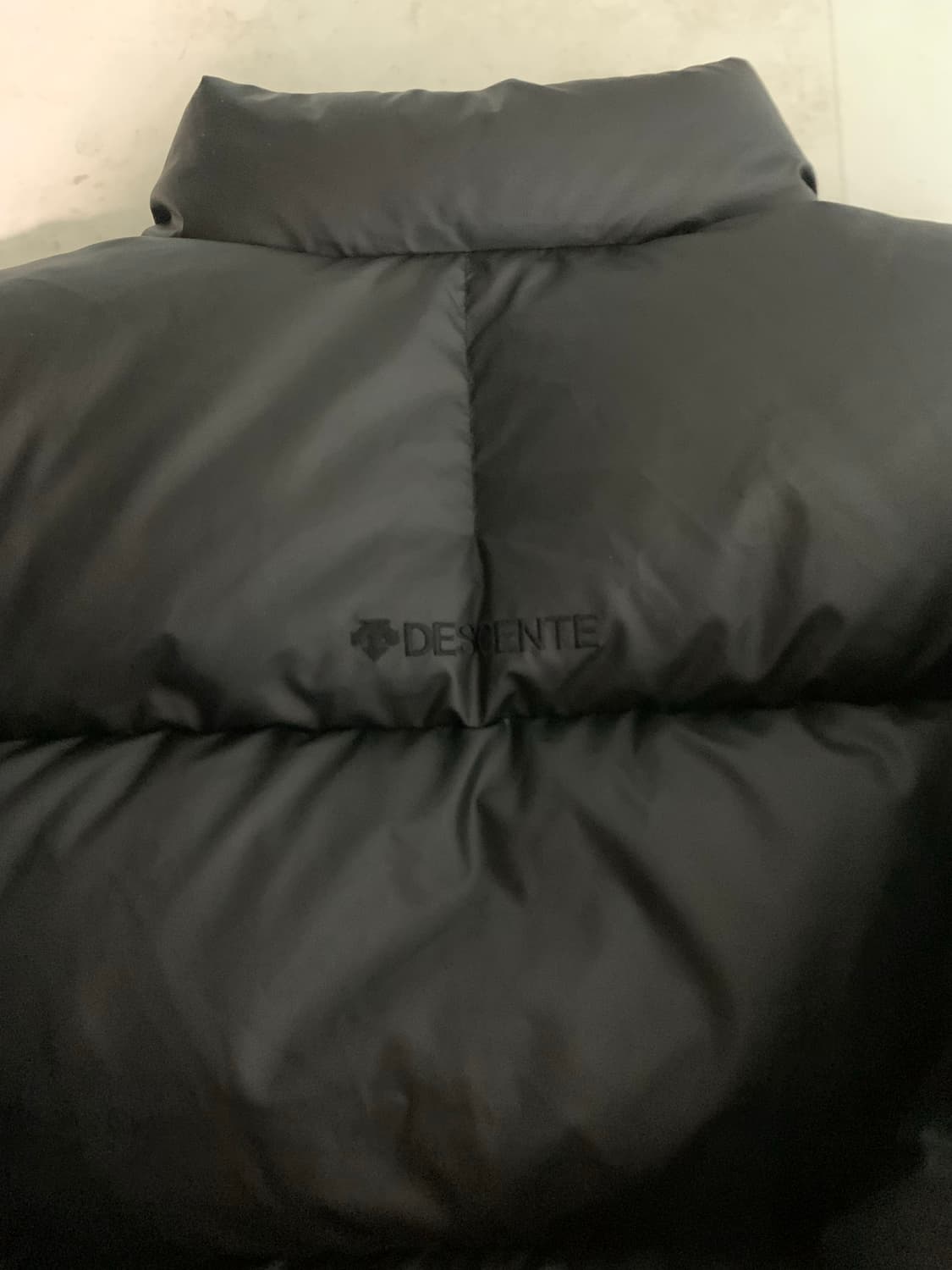 데상트 숏 푸퍼 다운레더자켓 숏패딩 상품이미지3