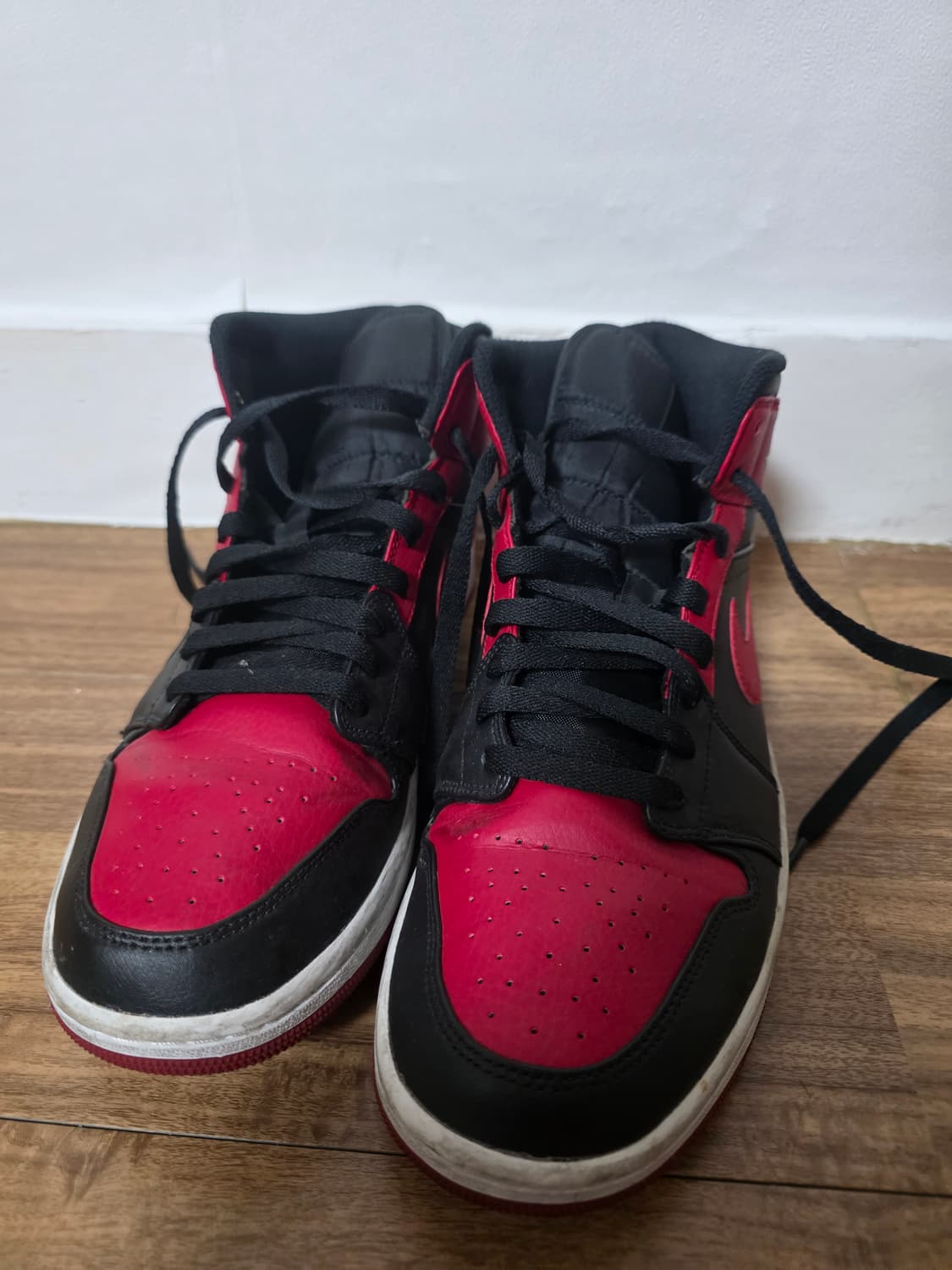 나이키 에어 조던 1 하이 블랙/레드 us10 사이즈 팝니다 상품이미지1